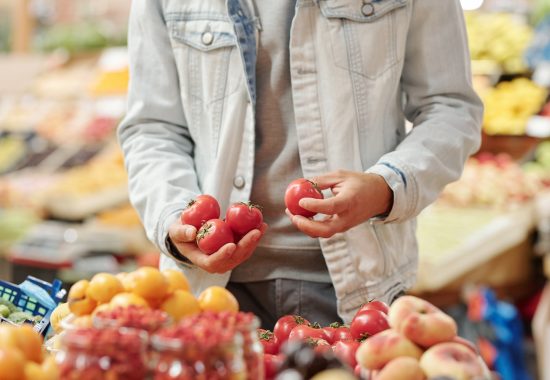 Mężczyzna wybierający warzywa w sklepie spożywczym